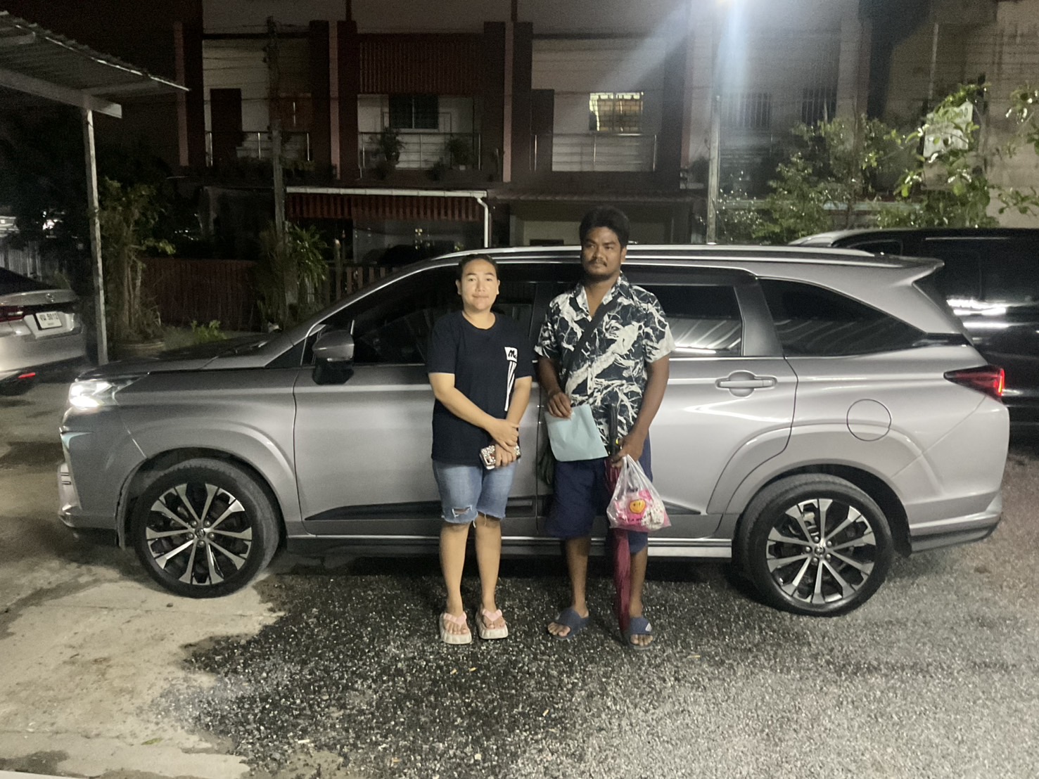 เช่นรถ MPV Toyota Veloz